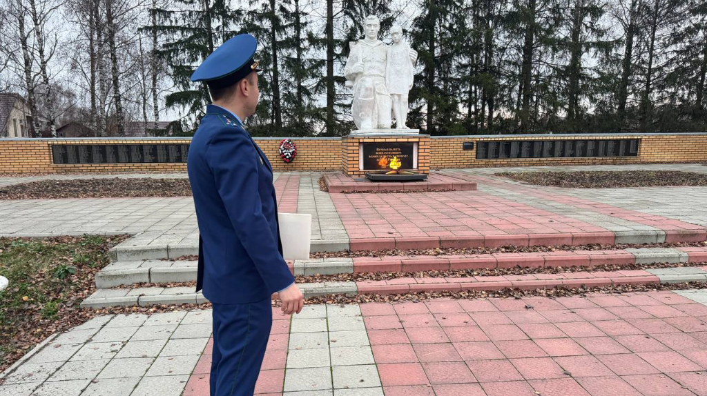 Администрацию Стародубского района заставили поставить военный памятник на учёт