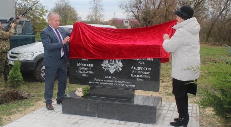 Шагнули в вечность. В Ровеньском округе открыли мемориальную доску героям-красноармейцам