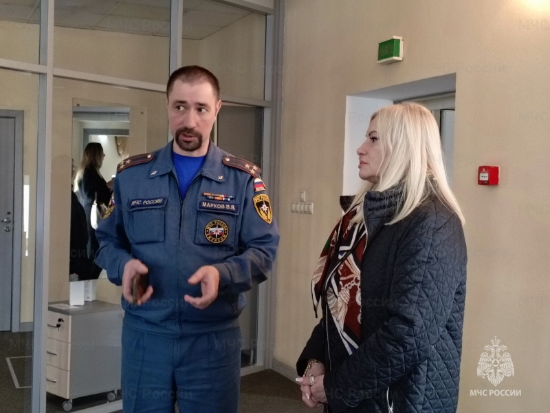 Эстрадная певица и телеведущая Наталья Гулькина посетила столичный главк МЧС России