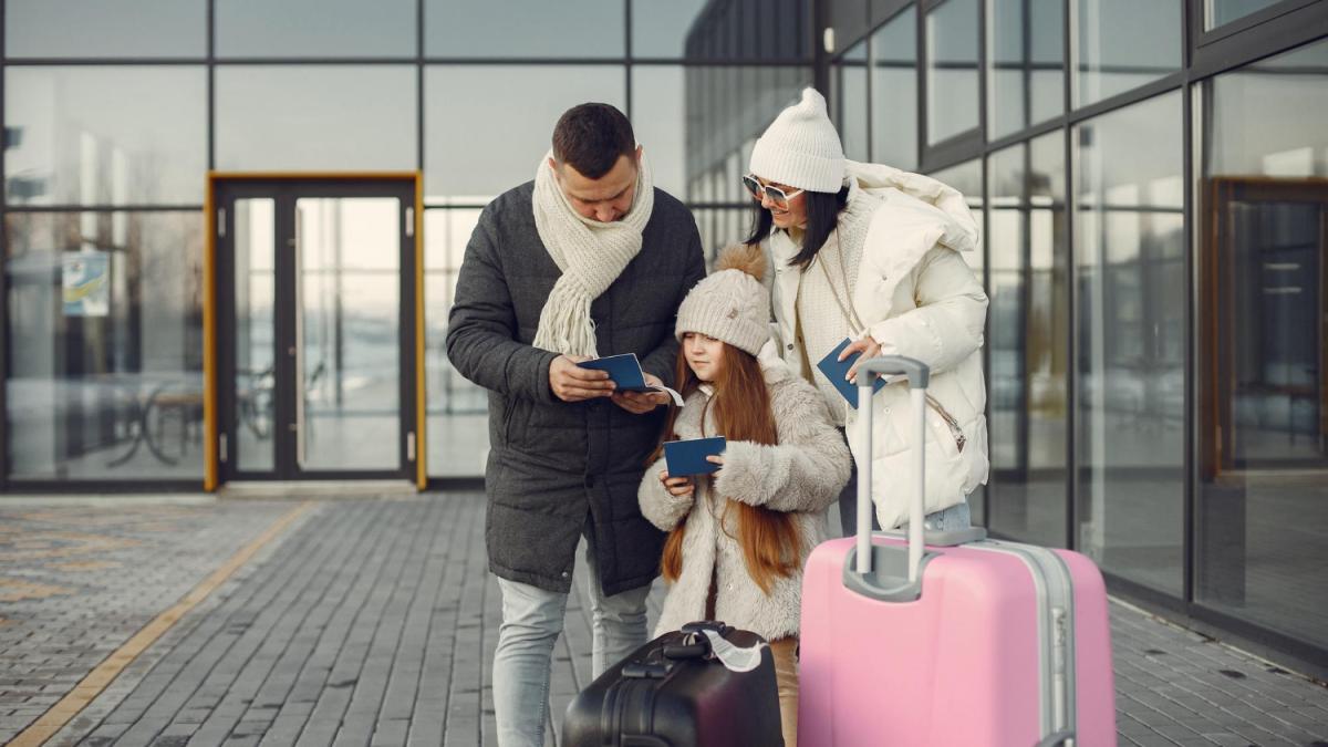 семья в аэропорту