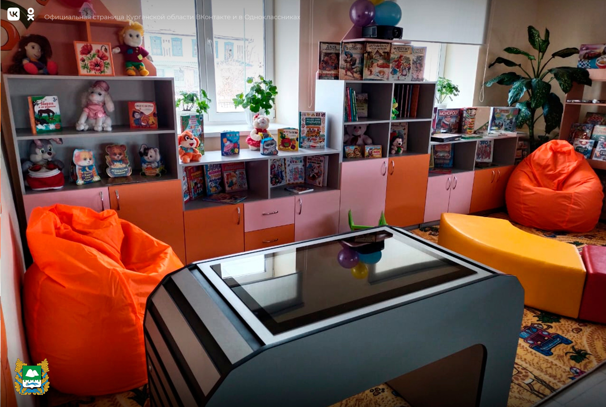 северный библиотека. библиотека открывалась в восемь утра. библиотека открывалась в восемь утра. библиотека окна златоуст. библиотека простая.