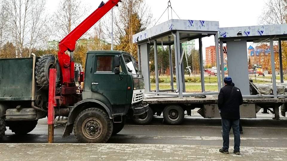 В Нягани начали устанавливать теплые остановки