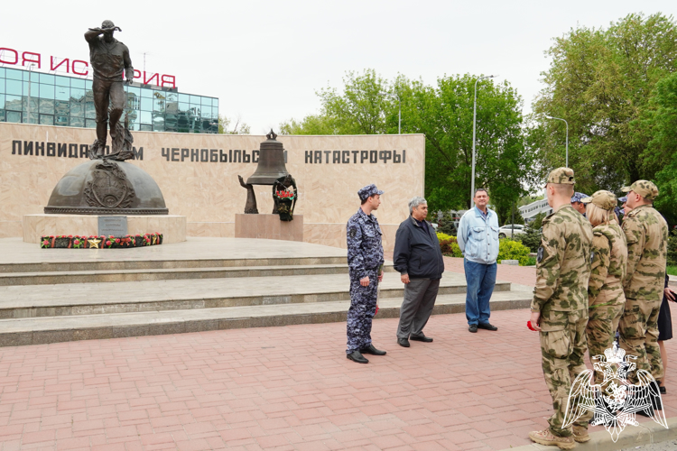 В Ростове-на-Дону росгвардейцы возложили цветы к мемориалу героям Чернобыльской Славы 