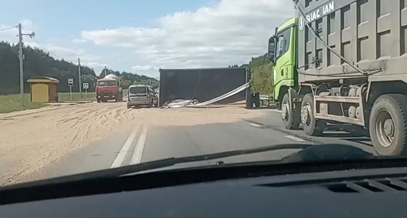 В Янтиковском районе перевернулся прицеп с зерном