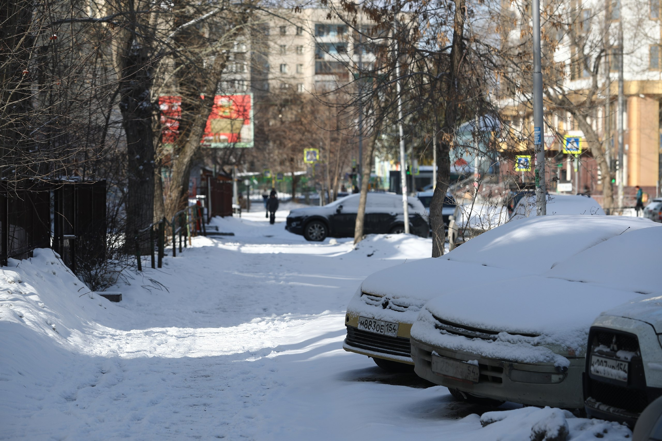 Сайт апрель новосибирск. Снегопад в городе. Снег в городе. Снег фото. Снежная улица.