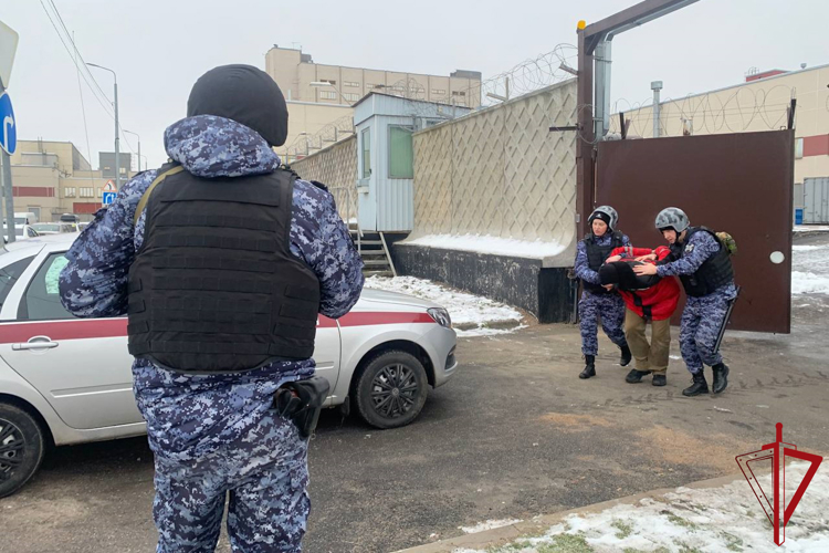 Cотрудники Росгвардии провели занятия по нейтрализации вооруженных преступников и освобождению заложников