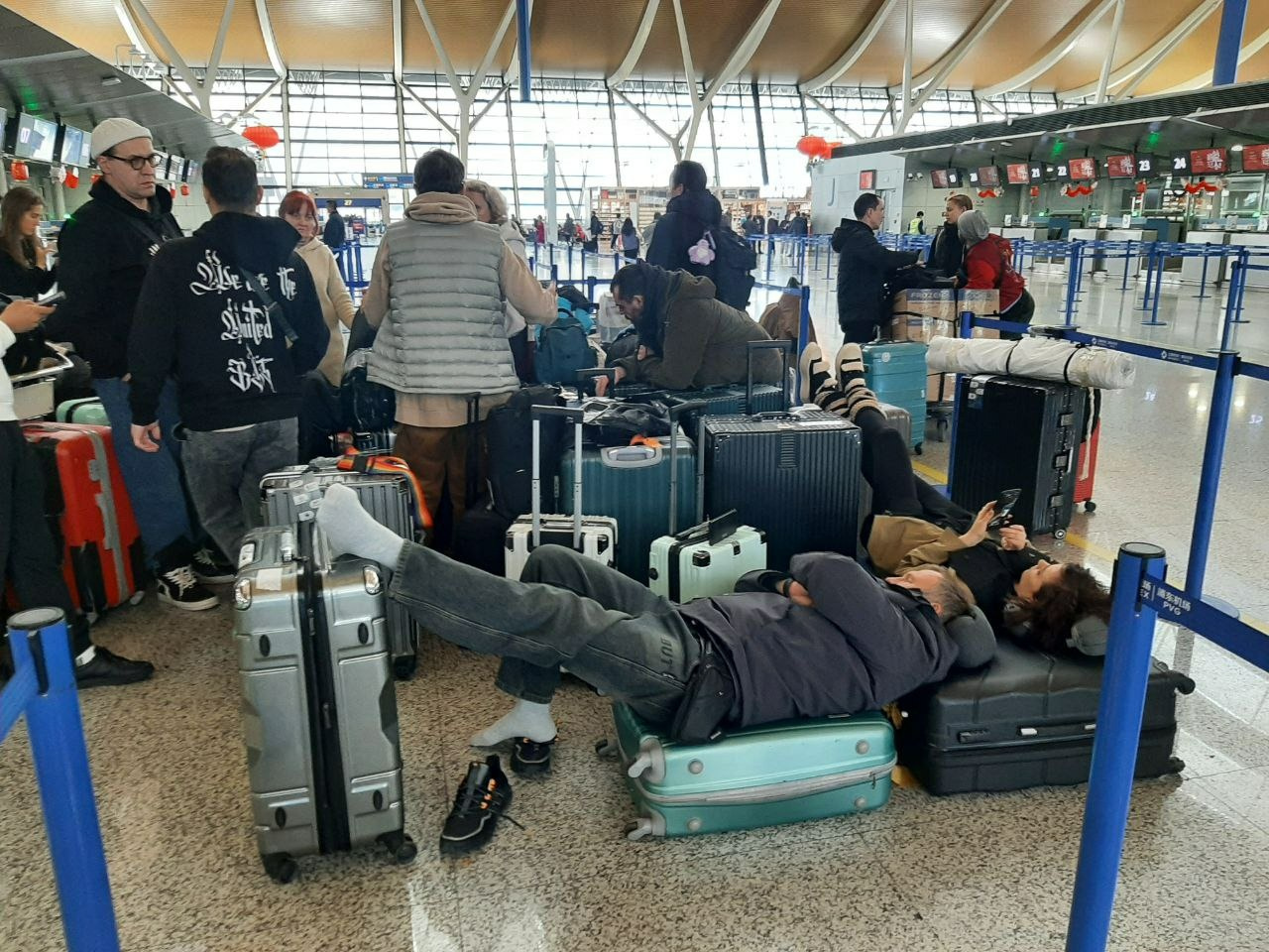 Труппа МСХТ спит на чемоданах в аэропорту Шанхая