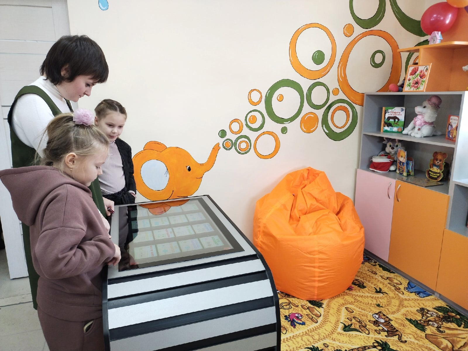 библиотека открывалась в восемь утра