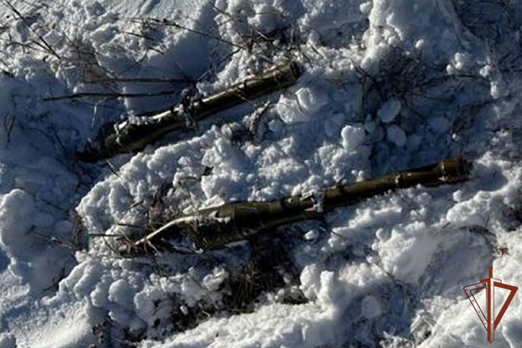 ОРУЖИЕ И БОЕПРИПАСЫ ИНОСТРАННОГО ПРОИЗВОДСТВА ОБНАРУЖИЛИ ВОЕННОСЛУЖАЩИЕ РОСГВАРДИИ И СОТРУДНИКИ ФСБ В ЛНР