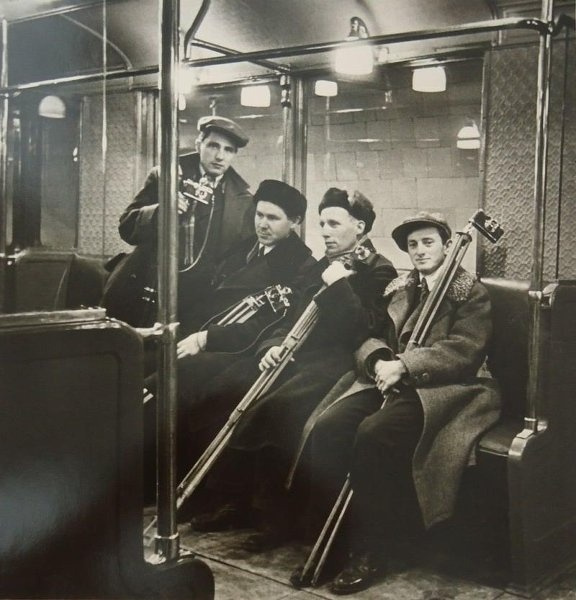 Журналисты в первом вагоне метро, 1935 год