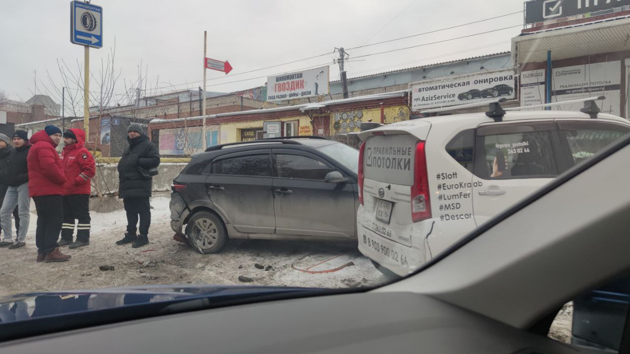 Пробки бердское шоссе. Дтп в новосибирске за последние сутки в новосибирске аст. Фура с контейнером. Дтп в новосибирске за последние сутки в новосибирске аст 54 трамвая. Новосибирский трамвай перевернулся набок.