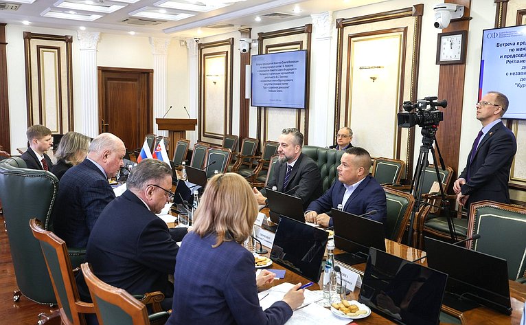 Встреча председателя Комитета СФ по международным делам и председателя Комитета СФ по Регламенту и организации парламентской деятельности с независимым членом Европарламента, депутатом словацкой партии «Курс-социальная демократия»