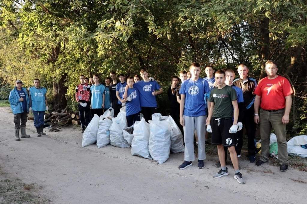 В Рыльском районе Курской области на реке Дублянка собрали 42 мешка мусора