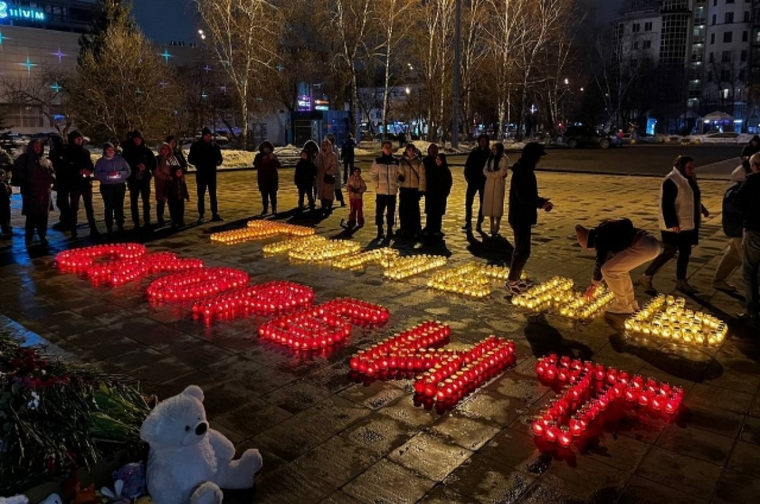 Около знака «Нулевой километр» на Цветном бульваре тюменцы чтят память погибших в результате теракта в Подмосковье