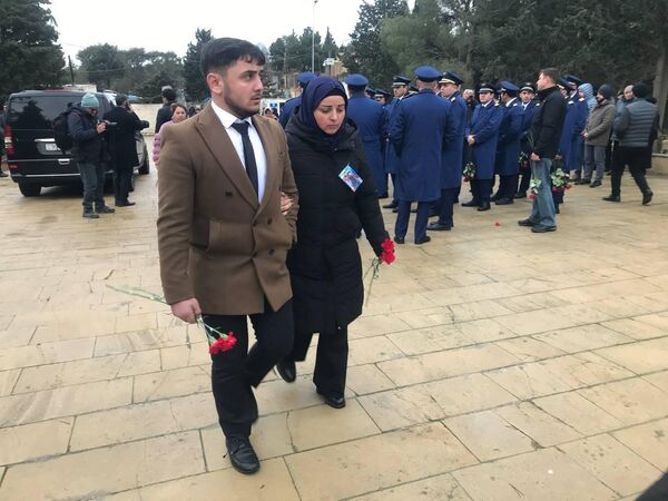 Похороны членов экипажа, погибших в авиакатастрофе в Актау. - Sputnik Азербайджан