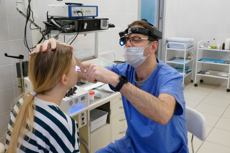 «Такова динамика потери кадров — люди уходят в частную медицину, особенно узкие специалисты, либо вообще уходят из медицины»