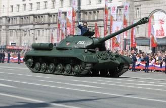 Алексей Текслер принял участие в торжественном построении, посвященном 80-й годовщине Победы в Великой Отечественной войне