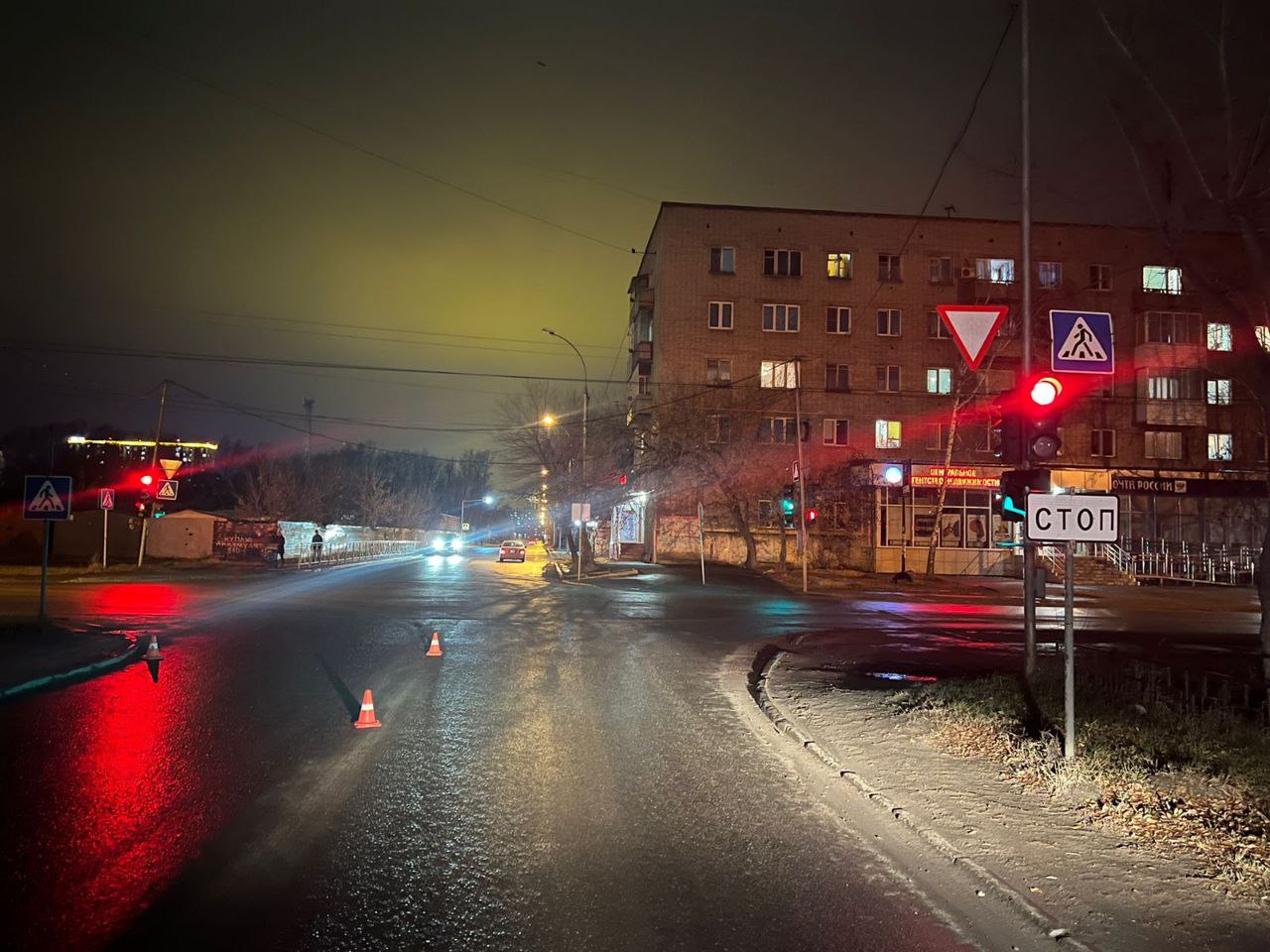 Вечер 22 новости. Вечерний город машины. Новосибирск вечером. Октябрь вечер. Пешеходный переход в городе.