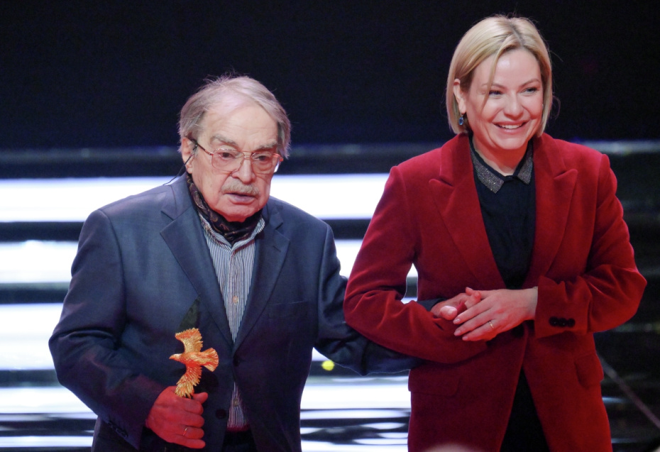 Лауреат XXIV Национальной премии в области кинематографии «Золотой орел» в номинации «За вклад в российский кинематограф» актер Александр Адабашьян и министр культуры РФ Ольга Любимова на церемонии награждения