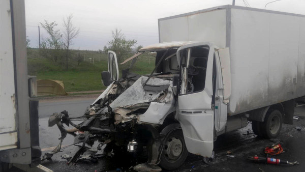 Спасатели вырезали тело водителя из раздавленной «Газели» на трассе в Самарской области
