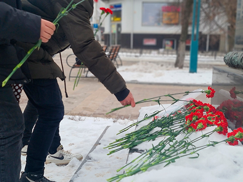 Что произошло в белгороде 6 мая. День освобождения Белгорода. 80 Лет со дня освобождения. Возложение цветов фото.