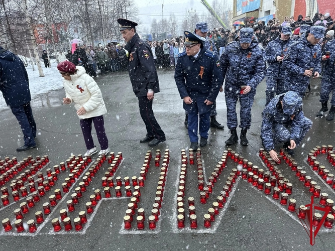 Сотрудники Росгвардии приняли участие в акции «Свеча Памяти» в Магаданской области