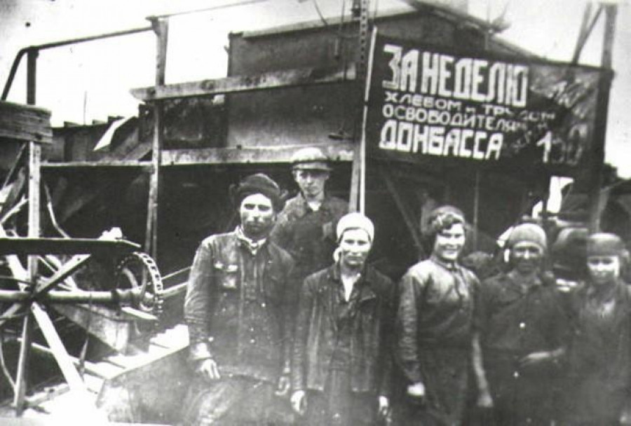 Бригада женщин механизаторов в Краснощеково.