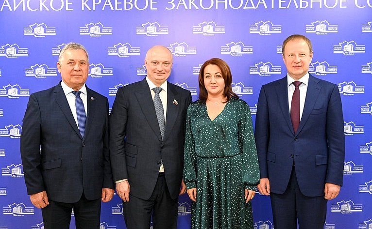 В Парламентском центре Алтайского края состоялось выездное заседание Комитета СФ по конституционному законодательству и государственному строительству и Комитета СФ по федеративному устройству, региональной политике, местному самоуправлению и делам Севера