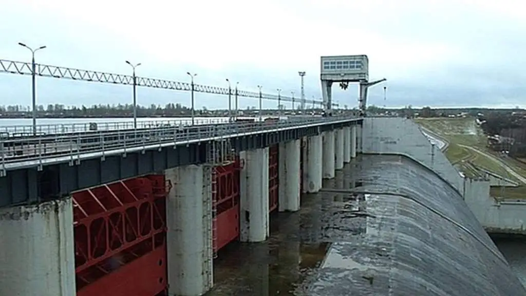 Снизился уровень воды в Плявиньском водохранилище. Но чуть-чуть