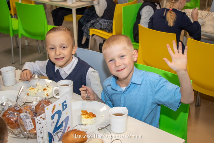 Ученики в столовой. Еда в школе 1374 москва. Младшим школьникам на завтрак раздали 4 ящика яблок всего 92 кг таблица. Школьники в столовой. Столовая в школе.