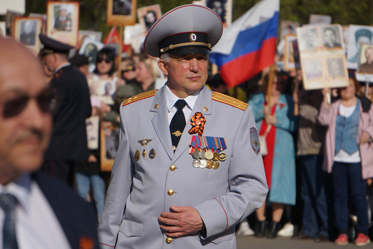 В Челнах впервые пошли разговоры о том, что Закирова могут отправить дальше, но не на повышение, а на пенсию. Якобы у Закирова были некие проблемы со здоровьем. Но ценного и опытного кадра не отпустило высшее начальство МВД