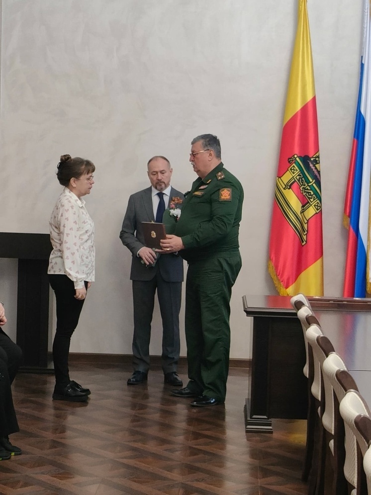 Сотруднице суда Тверской области вручили награды погибшего на СВО сына