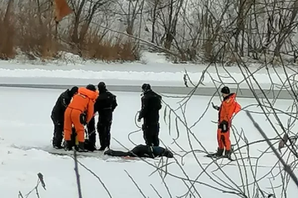 В Новосибирске спасатели достали тело мальчика, провалившего под лёд