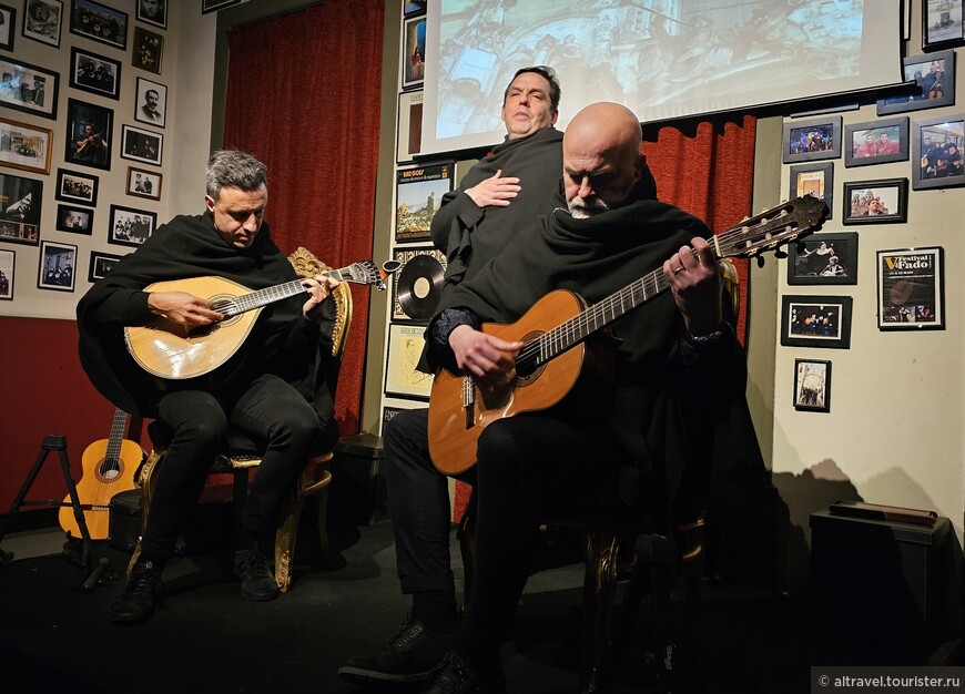 Фаду Коимбры - это мужское представление. Исполнители - студенты или бывшие студенты местного Университета. На нашем концерте выступали бывшие студенты. Вот такие черные накидки с капюшонами - их униформа.