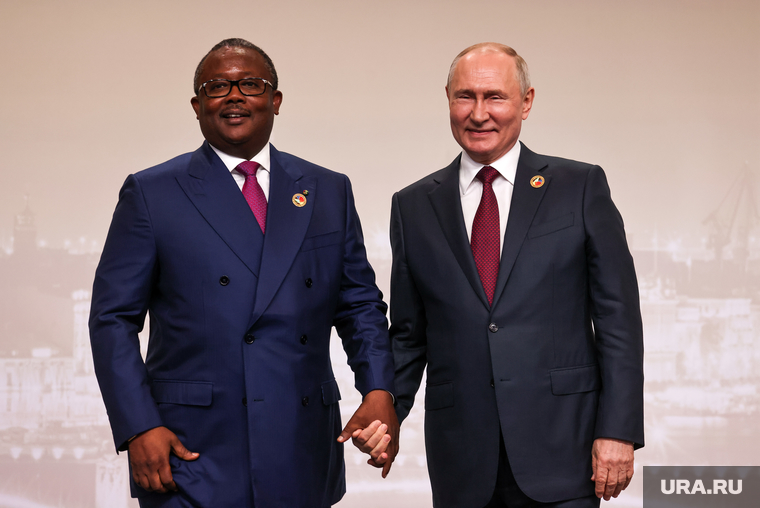 Президент России Владимир Путин на приветственном рукопожатии с лидерами саммита 