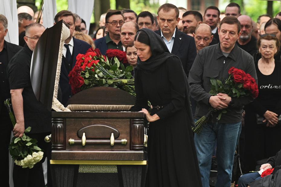 Полина Копылова на церемонии прощания перед похоронами бывшего министра транспорта РФ Романа Старовойта