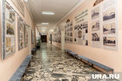 Коридор гимназии сегодня представляет мини-музей истории и геологии Прикамья