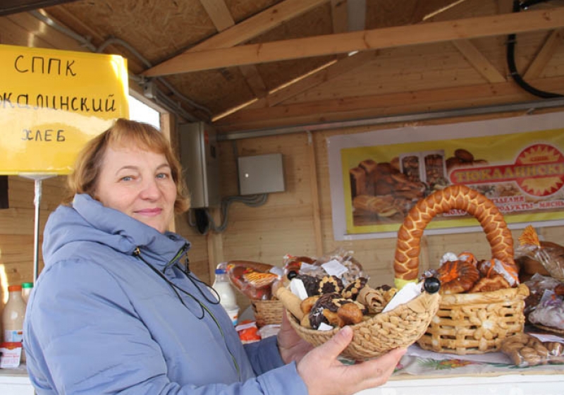 Ярмарочные домики декор. Ярмарка на площади советов. Новогодний рынок. Покровская ярмарка омск. Венгрия новогодняя будапешт.