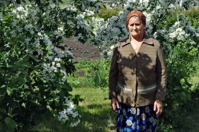 На родной земле выгоревшей деревни осталась одна 81-летняя Надежда Кучумова.
