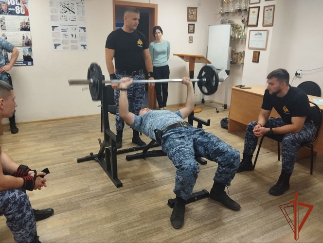 Ачинские сотрудники Росгвардии стали победителями в турнире по русскому жиму, организованном судебными приставами