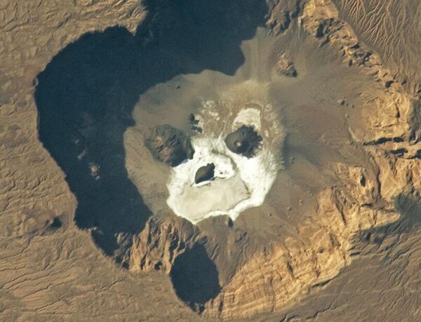 Вот, к примеру, еще один из них: прошлые извержения вулканов и отложения соли из горячих источников оставили это своеобразное "лицо" на севере Чада. - Sputnik Казахстан