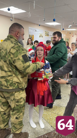 Саратовцы вручили новогодние подарки слабовидящим детям