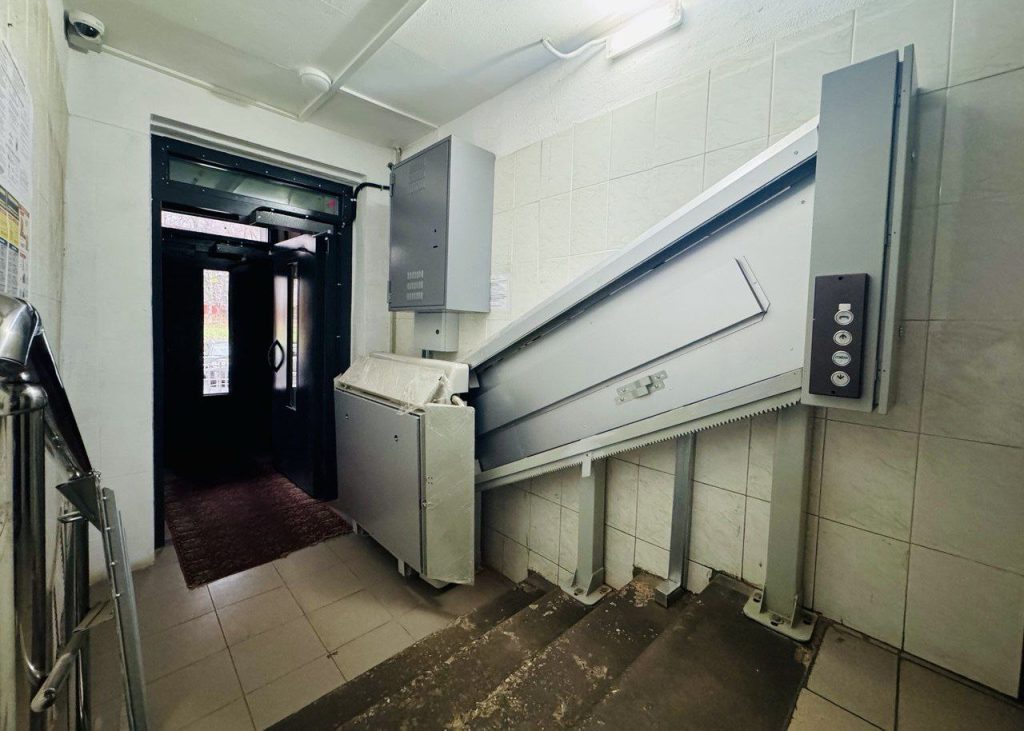 Подъемные платформы для маломобильных жильцов устанавливают в Царицыне. Фото: Telegram-канал управы района Царицыно