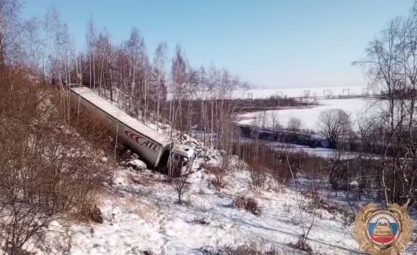 В Иркутской области фура съехала в кювет