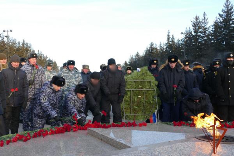 Память героев: Росгвардейцы Омска почтили павших защитников Отечества в Парке Победы