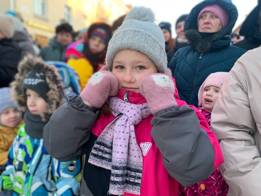 Дедушки Морозы открыли каток в Гатчине