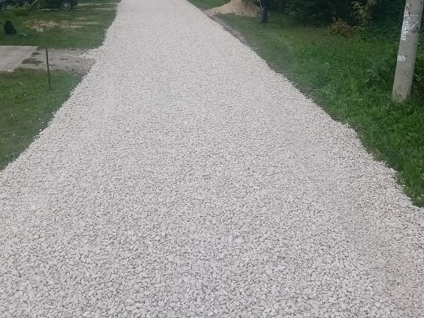 В Меленковском районе на сельских дорогах обновляют щебеночное покрытие