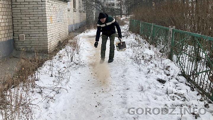 Зачем в гололедицу тротуары посыпают