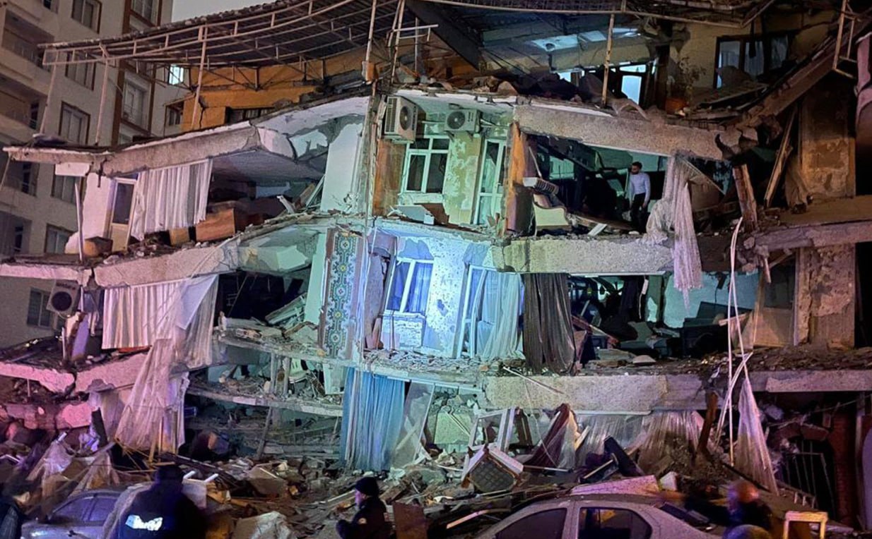 Почти 100 человек погибли во время землетрясений в Турции