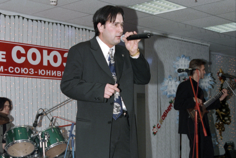Валерий Меладзе сольно впервые выступил в 1992 году с песней «Не тревожь мне душу, скрипка…» в рамках программы концерта «Звёздный вечер»